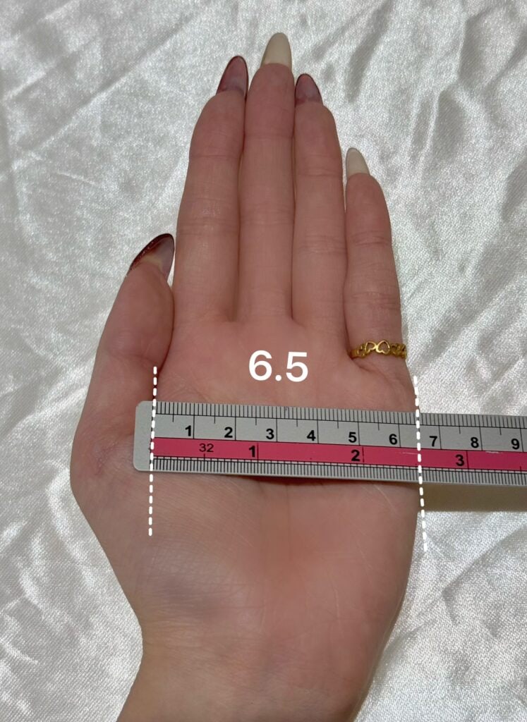 手掌寬度測量示意圖：使用直尺平量手掌最寬處（虎口位置），顯示寬度約 6.5 公分，用於對照手鐲內徑尺寸。