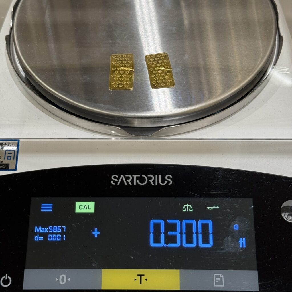 磅秤上測量黃金，重量顯示3錢
